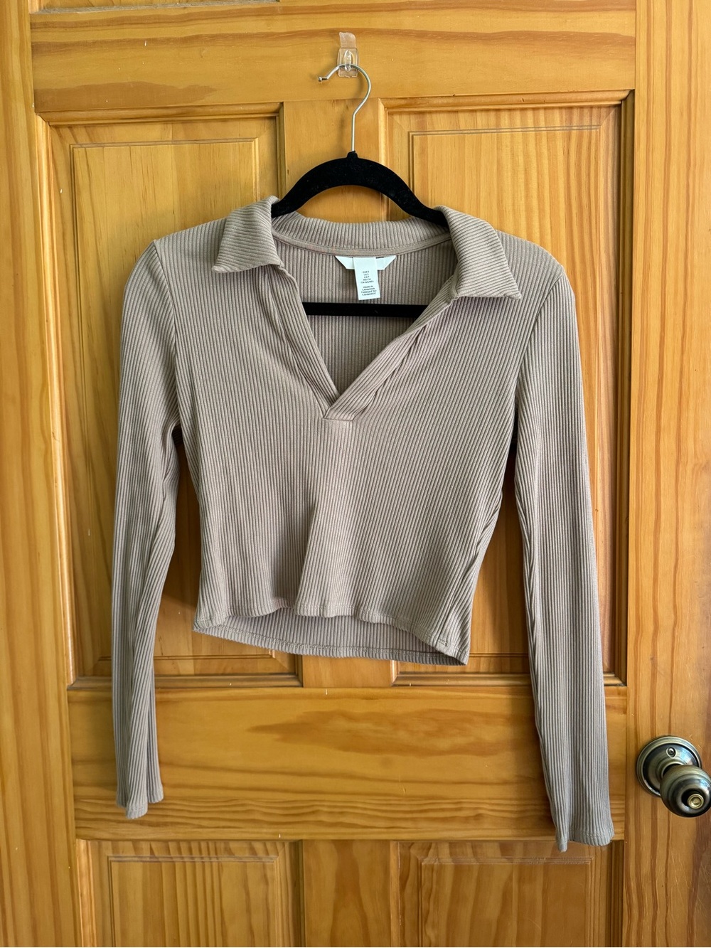 H&M collared v neck long sleeve crop top tan size small stretchy and comfy